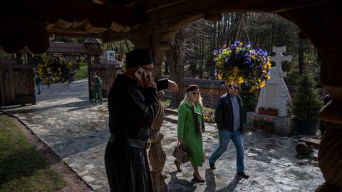 Un grupo de personas pasan por el parque Shevchenko, en Leopolis.