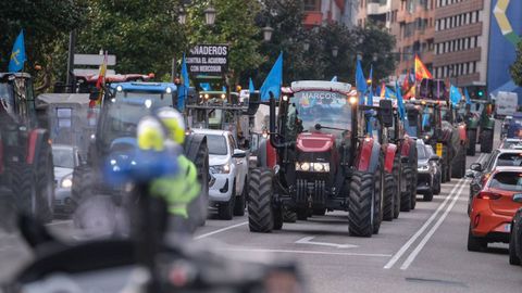 As� fue la tractorada en Oviedo convocada por URA, USAGA, COAG y ASAJA contra el acuerdo de libre comercio entre la Uni�n Europea y los pa�ses del Mercosur