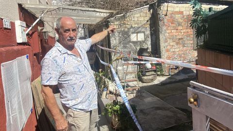 Casiano, vecino de la zona, muestra cmo se desplom un rbol que creci dentro del inmueble.