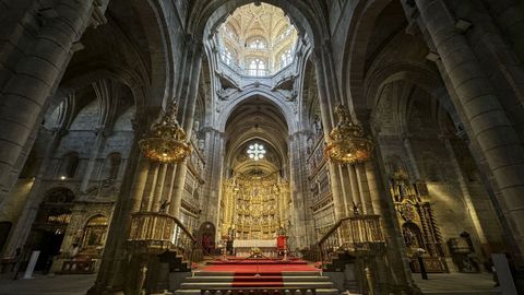 Catedral de Ourense: el gran presbiterio, con las rejas y plpitos de Juan Bautista Celma (fin s. XVI), iluminado por el esplndido cimborrio.