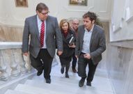 Julio Abalde y Araceli Torres, ayer con los ediles. 