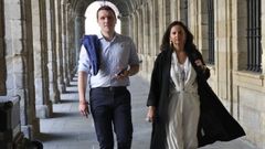 Los responsables locales del PSOE en Santiago, Aitor Bouza y Marta �lvarez-Santullano, en los soportales del pazo de Raxoi.