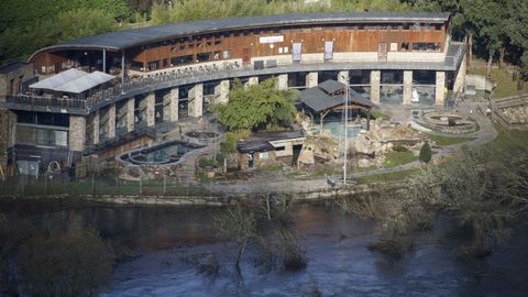 Imagen de archivo de la zona termal de Outariz, en Ourense, con el río Miño crecido.