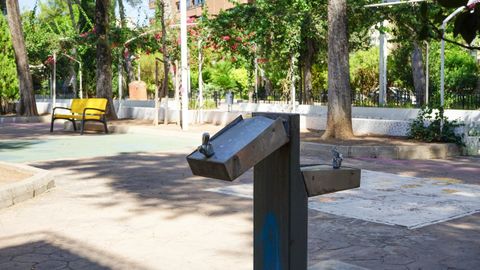Fuente p�blica cerrada en un parque de Alberic