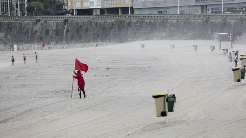 La playa, impecable tras la celebraci�n de San Xo�n.