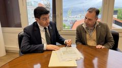 El delegado del Gobierno en Galicia, Pedro Blanco, y el alcalde de Caldas, Jacobo P&eacute;rez, durante la reuni&oacute;n