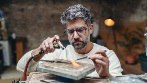 Alberto Taboada en su taller de joyer�a de Maside.