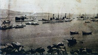 Imagen de Corrubedo, con barcos de vapor fondeados en la d�rsena