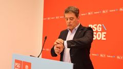 El secretario xeral del PSdeG, Jos&eacute; Ram&oacute;n G&oacute;mez Besteiro, durante la rueda de prensa que dio esta ma&ntilde;ana en Santiago