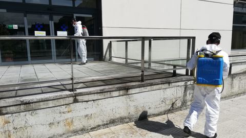 Los mineros limpian las inmediaciones del centro de salud de Langreo