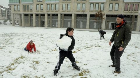 La nieve ofreci� estampas l�dicas en Lal�n