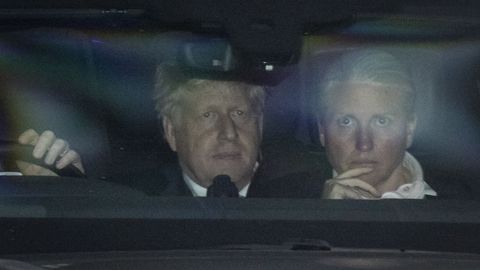 Boris Johnson, esta noche, en su coche oficial, al salir del Parlamento brit�nico tras la votaci�n de la moci�n de no confianza