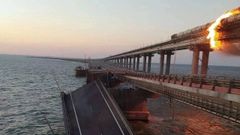 El servicio secreto de Ucrania difundi imgenes de los daos en el puente de Kerch tras la explosin en seis vagones de combustible.