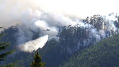 En el operativo de extinci�n del incendio forestal de Merille fueron movilizados tres helic�pteros