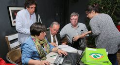 Andrade analiza los resultados con su equipo, antes de anunciar su marcha. 