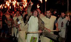 El levantamiento de los irmandi�os, que avanzan hacia el castillo, es uno de los momentos m�s espectaculares de la recreaci�n.