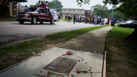 La marcha pasa por el lugar en el que falleci� Michael Brown, donde su cuerpo permaneci� boca abajo aproximadamente cuatro horas y media.