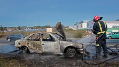 Imagen de archivo de las labores de extinci�n de un turismo en la comarca de A Coru�a