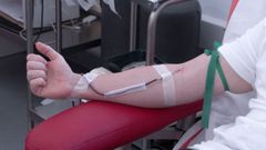 Una persona donando sangre