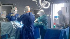 Un equipo de neurocirug�a operando a un paciente infectado con SARS-CoV-2