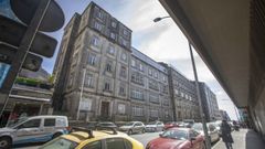 El antiguio colegio del Peleteiro lleva varios lustros cerrado y esperando que se desarrolle de nuevo la parcela.