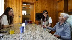 Aine Opazo, educadora social, y Tania Feijoo, trabajadora social, en la cocina de Mar�a