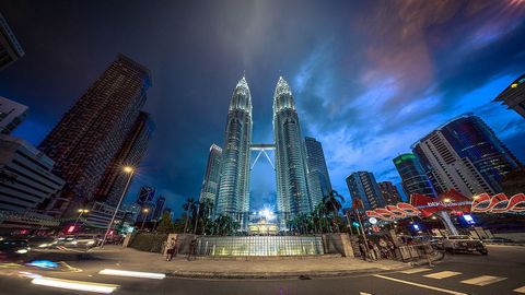 TORRES PETRONAS (Kuala Lumpur) - Estas dos torres gemelas situadas en Malasia fueron las ms altas del mundo hasta el ao 2003. Ambas tienen 88 plantas y 452 metros de altura