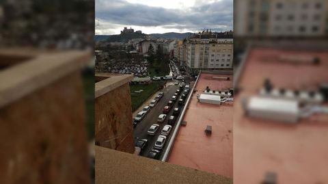 Atasco en Monforte. La fotografía es de este miércoles por la mañana y muestra las colas de coches que se formaron en los accesos al hospital. Eran algunos de los 260 citados ayer para hacerse pruebas diagnósticas de covid-19