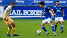 Javi Mier y Lucas Ahijado, ante Sergi Darder en el Real Oviedo - Espanyol