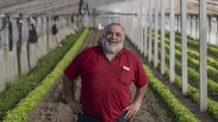 Mart�nez, en�uno de los invernadores que tiene en Herb�n