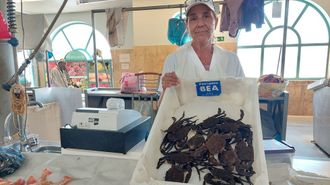 Roco Domnguez, de Pescados Bea de Portonovo muestra ncora gallega a la venta en el mercado de Pontevedra