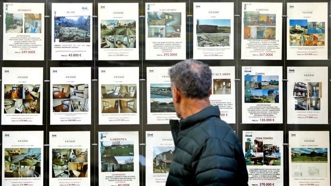 Imagen de archivo de anuncios inmobiliarios en la zona de Vigo