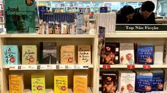 Publicaciones de Saramago en la estanter�a de una librer�a portuguesa.