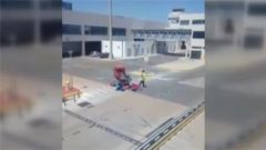Maletas por el aire en el aeropuerto de Ibiza