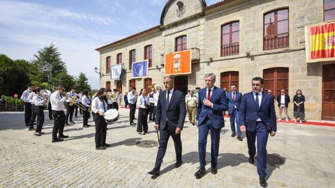 El presidente de la Xunta, Alfonso Rueda, acompa�ado del alcalde de Poio, �ngel Moldes, y el presidente de la Diputaci�n de Pontevedra, Luis L�pez