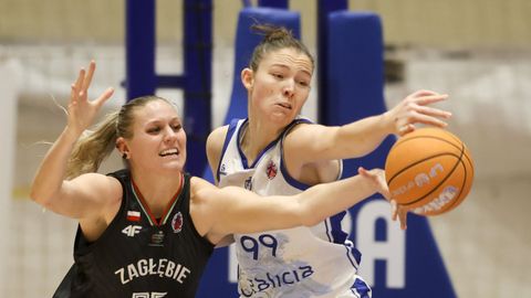 Ine Joris peleando un balón.
