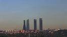Vista del parque empresarial de las Cuatro Torres, en el Paseo de la Castellana, con la 'boina' de contaminaci�n sobre Madrid