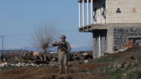 Un soldado turco monta guardia mientras personal del ej�rcito y de seguridad registra un campo despu�s de que cayera un proyectil tras la interceptaci�n de un misil lanzado desde Ir�n por un sistema de defensa a�rea de la OTAN, en Diyarbakir, Turqu�a.
