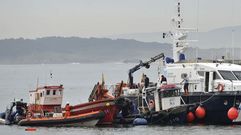 El �Obelix MF� (azul), entre un pesquero y la embarcaci�n de seguridad del Servicio de Guardacostas