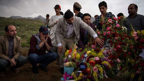 Amigos y compa�eros le despiden en su entierro
