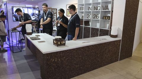Mobiliario feito con taboleiros de casca de casta�a e casca de arroz elaborado polo IES Anton Losada, da Estrada