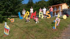 Ni�os de San Sadurni�o decorando el local social de Lamas