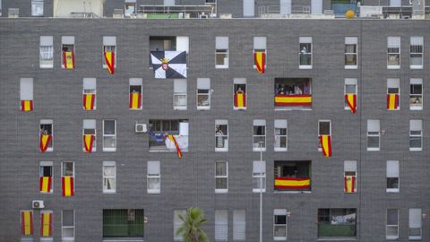Decenas de banderas espa&ntilde;olas, este martes en Ceuta por la visita de los reyes.