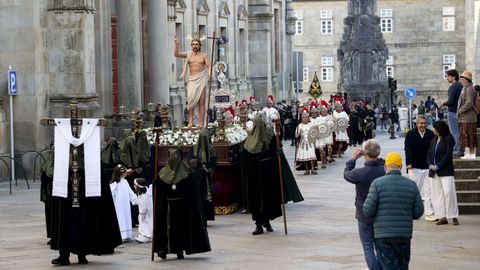 La procesi&oacute;n del Cristo Resucitado sali&oacute; de San Francisco para culminar con el Encuentro en A Quintana.