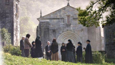 Filmacin dunha escena de  A rabia  ante a coecida igrexa romnica de San Pedro Fiz de Hospital, no municipio do Incio