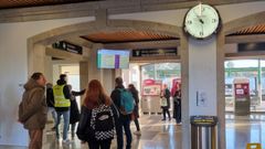 Pasajeros en la estaci�n de Vilagarc�a