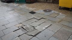 Losetas rotas en una calle del casco viejo de Xinzo.