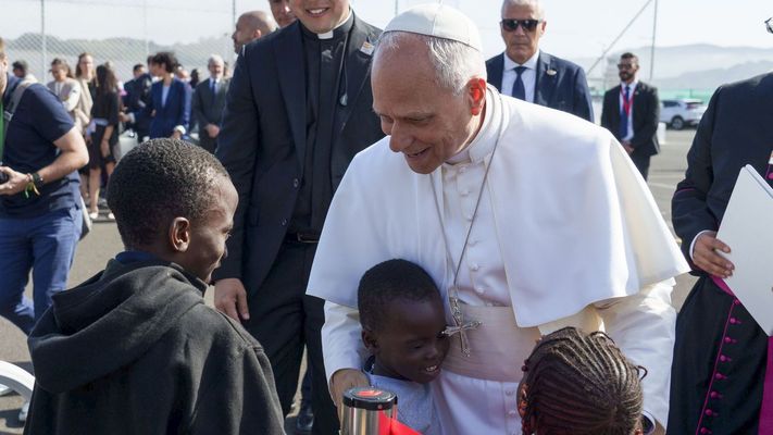 El papa Le�n XIV saluda a varios ni�os durante su visita este viernes al centro de primera acogida Las Ra�ces.