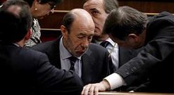Rubalcaba, rodeado por Marcelino Iglesias y Jos� Antonio Alonso, ayer en el Congreso.
