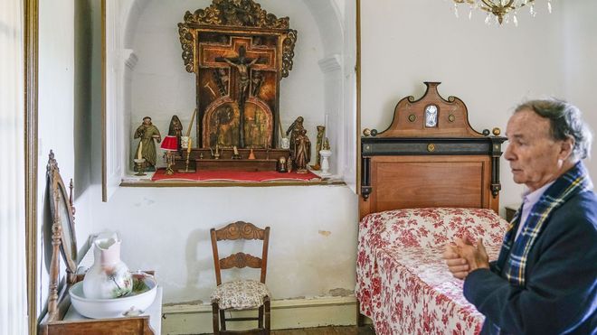 Casa de Trasalba. O pazo, localizado no concello ourens�n de Amoeiro, onde residiu o intelectual, acolle o museo que leva o seu nome. O presidente da Fundaci�n Otero Pedrayo, Eduardo L�pez Pereira (na imaxe), vela por manter este espazo no que se conservan intactos os seus obxectos persoais e os seus cuartos.